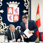 Francisco Vázquez, Carlos Pollán y Marcos Herrero, en la Mesa de las Cortes.