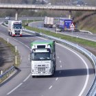 Camiones transportan mercancías por carreteras de Castilla y León, imagen de archivo.