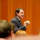 El presidente de la Junta, Alfonso Fernández Mañueco, durante su intervención en la primera sesión del Pleno de las Cortes de Castilla y León.