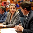 La consejera de Familia e Igualdad de Oportunidades, Isabel Blanco, y el presidente de la Junta, Alfonso Fernández Mañueco.