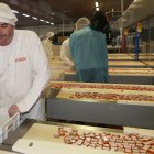 Imagen de archivo de un trabajador de Trapa en el interior de la fábrica palentina.