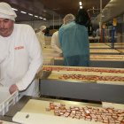 Imagen de archivo de un trabajador de Trapa en el interior de la fábrica palentina.