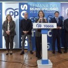 Cuca Gamarra, Alfonso Fernández Mañueco, Elías Bendodo, Borja Suárez y Cristina Ayala en la presentación de la Semana del Municipalismo