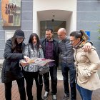 Turistas sostienen un mapa de actividades en la ciudad de Valladolid