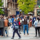 Varias personas pasean por una concurrida calle del centro de Soria