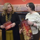 La alcaldesa de Burgos, Cristina Ayala, presenta la Feria de Navidad de Coarte, acompañada por la presidenta de esta asociación de artesanos, Silvia Torrente.