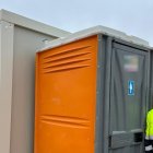 Imagen de la caseta y del baño portátil donde el trabajador hacía labores de vigilancia y de control de acceso.