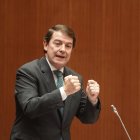El presidente de la Junta de Castilla y León, Alfonso Fernández Mañueco, durante el pleno de las Cortes.