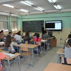 Alumnos en un aula durante una clase.