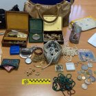 Joyas sustraídas por el detenido.
