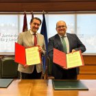 El consejero de Medio Ambiente, Vivienda y Ordenación del Territorio, Juan Carlos Suárez-Quiñones, en la firma del acuerdo