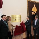 Carlos Fernández Carriedo asiste al homenaje al economista Enrique Fuentes Quintana. En la imagen, el descubrimiento de una placa en el salón de plenos del Ayuntamiento, a la derecha la familia del economista