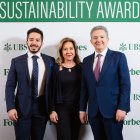 Pedro Palomo (I) en la entrega del premio FORBES- UBS Sustainability 2024 en la Categoría de Agricultura a la Empresa Segoviana Octaviano Palomo