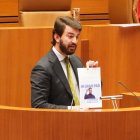 El portavoz de Vox en las Cortes, Juan García-Gallardo, durante la interpelación.