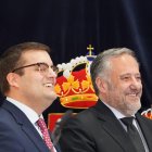 El letrado mayor de las Cortes, Marcos Herrero, y Carlos Pollán, en una imagen de este jueves en las Cortes
