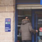 Un ciudadano entra a una administración de lotería de Valladolid.