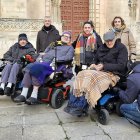 Daniel Archilla, Dabiz Riaño y Óscar Pérez, el pasado martes junto a sus colaboradores en la Catedral de Burgos. ECB