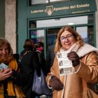 Una mujer muestra los décimos adquiridos en Valladolid en el Gordo de Navidad.
