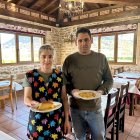 Ana María y José Antonio, en el interior del comedor del asador Cueva Kaite.