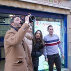 Imagen de archivo de la celebración de la Ranita de Salamanca tras repartir décimos con el primer premio de la Lotería del Niño en 2024.