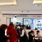 Largas colas en la administración de la Rana de Oro en el Río Shopping