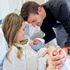 Ander Fernández Aguirre, el primer nacido en Soria en 2025, con sus padres. ICAL