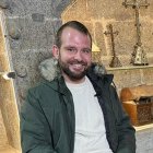 Roberto Velasco, junto al arca que alberga los restos de los pastores de Belén en Ledesma, según la tradición oral. ARGI COMUNICACIÓN
