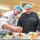 El chef Ricardo Temiño elabora una comida con tintes navideños para los pacientes del HUBU