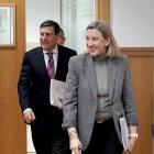 La vicepresidenta de la Junta y consejera de Familia, Isabel Blanco, y el consejero portavoz y de Economía, Carlos Fernández Carriedo, acuden a la rueda de prensa posterior al Consejo de Gobierno. ICAL