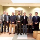 El portavoz de Vox en las Cortes, Juan García-Gallardo, junto a representantes del sector de la ganadería intensiva en la reunión de este jueves. E. M.