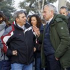 El delegado del Gobierno en Castilla y León, Nicanor Sen, y el consejero de Movilidad y Transformación Digital, José Luis Sanz Merino, durante la visita a la concentración.