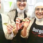 Sor Sión, a la izquierda, junto con otras compañeras del convento en una imagen de archivo con unos bombones elaborados en Belorado.
