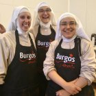 Sor Sión, a la izquierda, junto con otras compañeras del convento en una imagen de archivo con unos bombones elaborados en Belorado