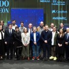 Foto de familia con los 14 galardonas en los Premios La Posada 2024