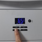 Una persona regula la temperatura de su caldera de condensación.