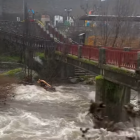 Imagen de la crecida del río Arenal a su paso por Arenas de San Pedro
