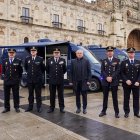 En el centro de la imagen, el delegado del Gobierno, Nicanor Sen, durante la presentación de las nuevas unidades móviles de documentación (Vidoc) de la Policía Nacional.
