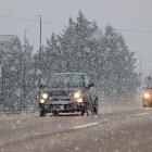 Imagen de archivo de una nevada en una carretera leonesa.