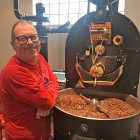 Juanjo muestra el trabajo en su microtostadero de Valladolid.