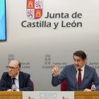 El director general de Infraestructuras y Sostenibilidad Ambiental, José Manuel Jiménez Blázquez, y el consejero Juan Carlos Suárez-Quiñones.