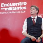 El secretario general electo del PSOECyL, Carlos Martínez, en un encuentro con militantes de Segovia.