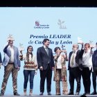 Alfonso Fernández Mañueco, junto a los galardonados con los premios Leader