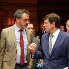 David Hierro y Alfonso Fernández Mañueco durante un pleno de las Cortes, en una imagen de archivo.