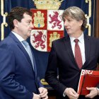 El presidente de la Junta, Alfonso Fernández Mañueco, recibe al secretario general del PSOECyL, Carlos Martínez Mínguez.