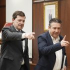 El presidente de la Junta de Castilla y León, Alfonso Fernández Mañueco, y el portavoz del Grupo de la UPL, Luis Mariano Santos.