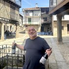Óscar Sánchez, en la plaza Mayor de Sequeros.