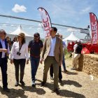 La Consejera de Agricultura conversa con el presidente de Asaja en presencia del alcalde de Medina del Campo.