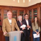 El alcalde José Mazarías anuncia la recepción de la sentencia (atril) junto al concejal Alejandro González-Salamnaca (a su dcha) y otros concejales.