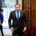 El ministro de Transportes y Movilidad Sostenible, Óscar Puente, a su salida de una sesión plenaria en el Congreso de los Diputados, a 6 de mayo de 2025, en Madrid (España).