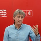 El secretario general del PSOE de Castilla y León, Carlos Martínez, mantiene un encuentro con alcaldes y portavoces municipales del PSOE de Valladolid.